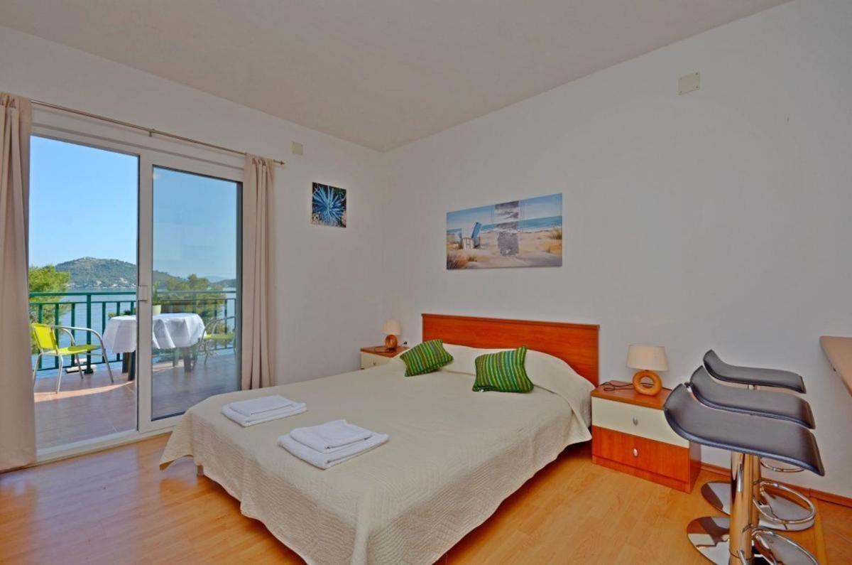 Apartments Luka Uble Екстериор снимка